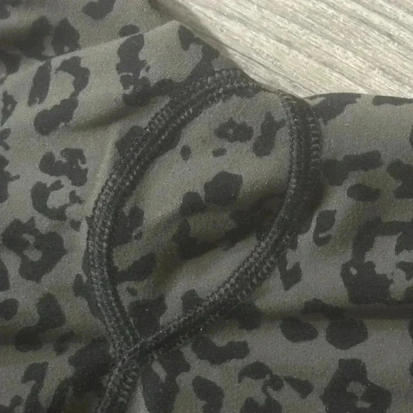 Athleta Leopard Print Salutation II Stash Pocket Capri size XS EUC - Picture 5 of 6